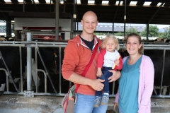 „Wir möchten gerne, dass unsere Tochter Alina weiß, woher Milch und Fleisch kommen. Wir sind zum ersten Mal bei einer Höfetour dabei und was wir hier zu sehen bekommen, ist hochinteressant. Dass es ein automatisches Melksystem und einen Roboter zur Reinigung der Spaltenböden gibt, wussten wir bislang nicht.“ Björn und Susanne Buß aus Bedburg-Hau