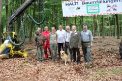 So viele Besucher wie am Sonntag sieht der Palandswald sonst nicht – das mobile Sägewerk, die Baumschnitzkunst und die Führungen mit dem Förster standen hoch im Kurs. Außerdem waren die Jäger, Wildvögel und die Forstschule mit im Team des Forstbetriebs Kalbeck von Familie von Elverfeldt.