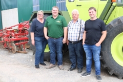 Technik-Interessierte waren bei Familie Reimer richtig: Sie erhielten einen Einblick in die Landtechnik von früher und heute. Außerdem gab es Pferde zum Anschauen, Streicheln und Reiten. Auch die Jungen LandFrauen Niederrhein waren hier mit einem Cocktailstand vertreten.