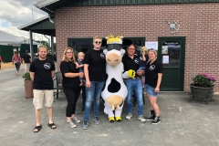 Auf dem Milchviehbetrieb von Familie Paessens beeindruckten die Robotertechnik und die Energiegewinnung durch die Biogasanlage Groß und Klein. So konnte auch das Image von Gülle ins rechte Licht gerückt werden. Unterstützung gab es außerdem von Kuh Lotte.