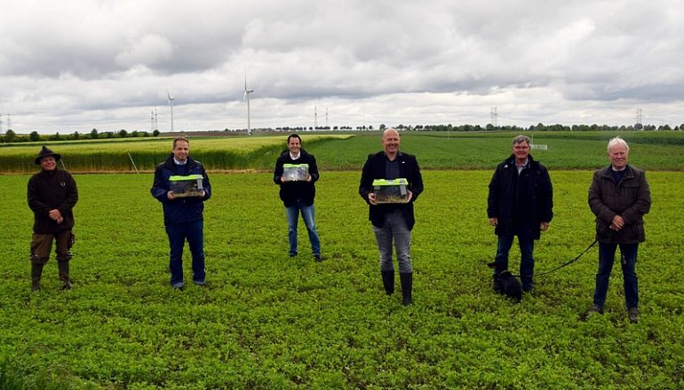 (v.l.n.r.): Landwirt Cornel Becker, Kreis-Umweltdezernent Uwe Zaar, Bürgermeister Frank Keppeler, Landrat Frank Rock, Kreislandwirt Willy Winkelhag und Landwirt Reinhard Schmitz. Foto: Rhein-Erft-Kreis