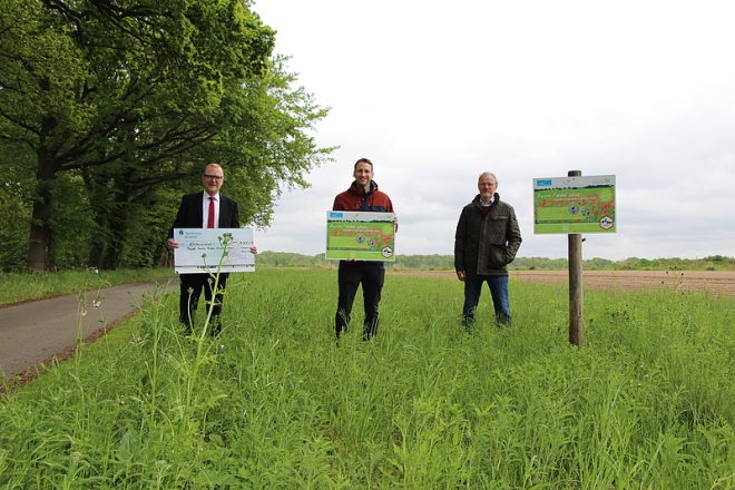 Paul-Christian Küskens, Vorsitzender der Kreisbauernschaft Krefeld-Viersen, und Projektleiter Jens Lübbe freuen sich über die großzügige Spende der Sparkasse Krefeld, überbracht von Michael Kleinnießen, Filialleiter Elmpt (v.r.n.l.). Foto: Sabine Aldenhoff
